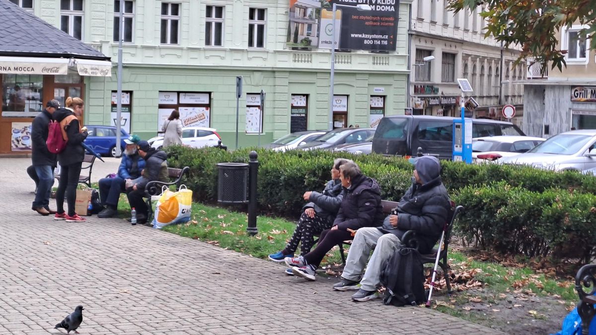 Centrum lázeňských Teplic okupují bezdomovci